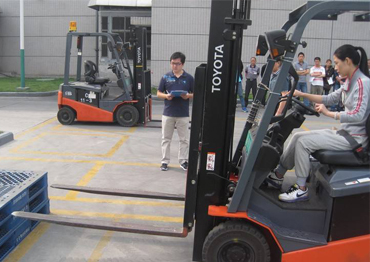 操作叉車前檢查、避讓障礙物、叉車倒車行駛要求、叉車停車放置及行為規(guī)范。
